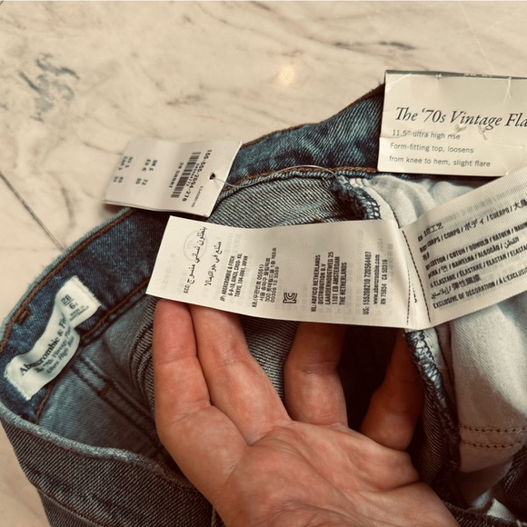 NWT Abercrombie & Fitch 70s Vintage Flare Jeans size 28S - Picture 7 of 8